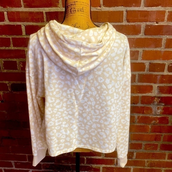 (1107) Super Comfy Neutral Cheetah Crop sweatshirt, Medium - Picture 2 of 3